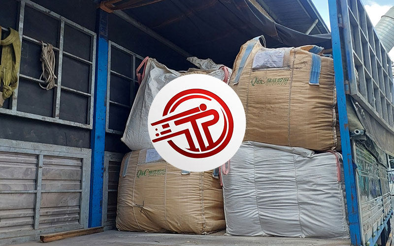xe tải chở hàng bình dương